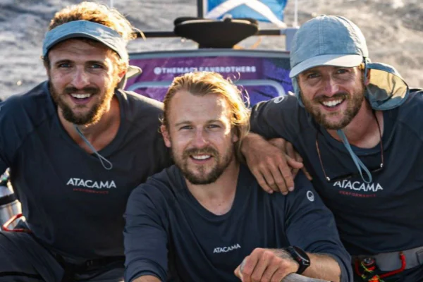 Irmãos quebram recorde ao remar 15 mil km do Peru à Austrália