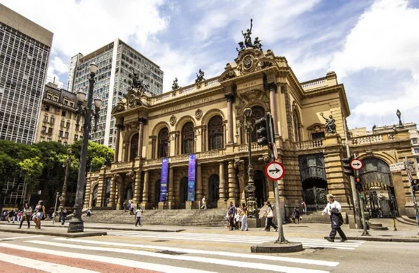 Imagem colorida da fachada do Theatro Municipal de SP; gestão foi multada pela Controladoria Geral do Município. Novo chamamento está na mira do TCMSP - Metrópoles