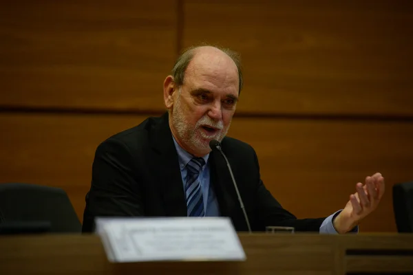 Imagem mostra o oncologista Roberto Gil, diretor-geral do INCA. Ele é um homem branco, calvo e ocm a barba branca - Metrópoles