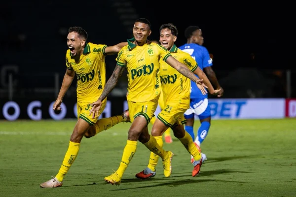 Negueba foi o autor do segundo gol do Leão Caipira