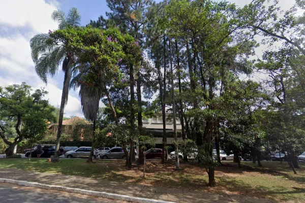 Imagem colorida de praça no Morumbi onde casa seria roubada e guardas impediram
