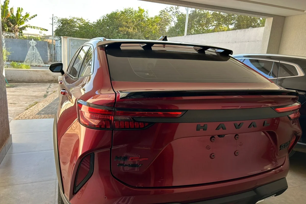 Um carro de luxo também foi apreendido pelos policiais Um carro de luxo também foi apreendido pelos policiais