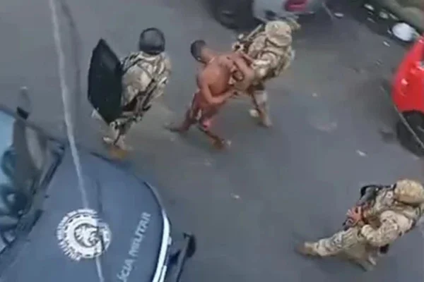 Imagem colorida de traficante do Comando Vermelho sendo detido pelo Bope - Metrópoles