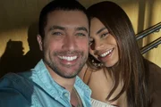 Lexa e Ricardo Vianna posam sorridentes durante ida ao cinema