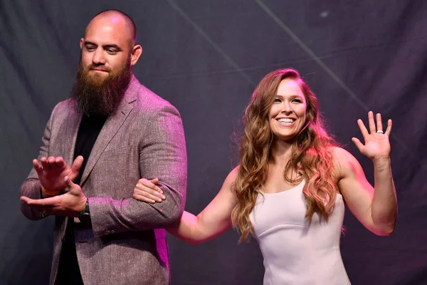 Ronda Rousey, ex-campeã do UFC, dá à luz a sua primeira filha