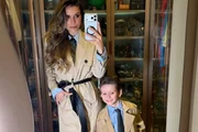 Flávia Viana e o filho, Gabriel, fazem selfie no espelho Flávia Viana e o filho, Gabriel, fazem selfie no espelho