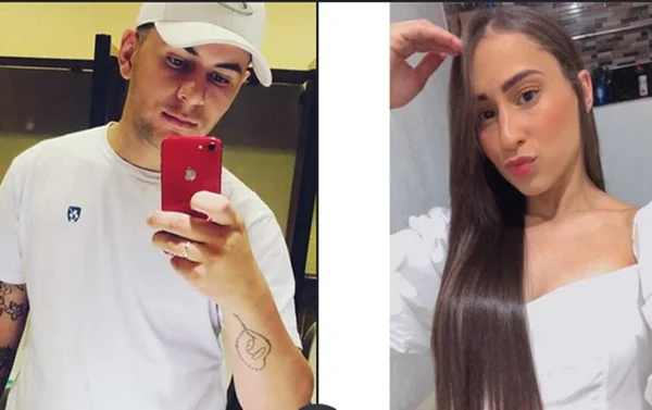 Em foto colorida rapaz de camiseta e boné brancos do lado esquerdo e moça de vestido branco à direita - Metrópoles