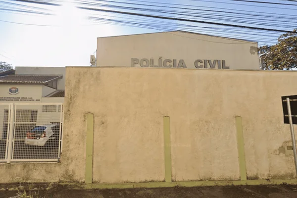 Imagem colorida de delegacia em Rio Claro, a qual conduz as investigações de menino morto - Metrópoles