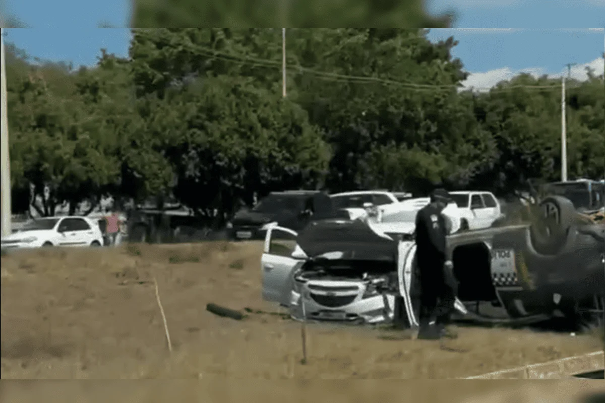 Viatura da PMDF capota após colisão com outro veículo na EPNB. Veja vídeo