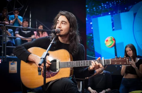Tiago Iorc anuncia turnê do seu Acústico MTV