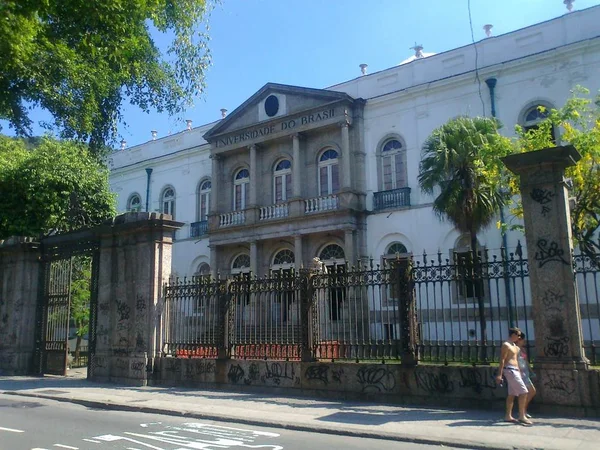 Polícia investiga estupro dentro do alojamento da UFRJ