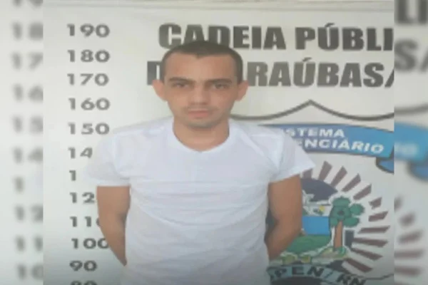 Foto colorida do pintor Jefferson Erivaldo da Silva Nascimento - Metrópoles