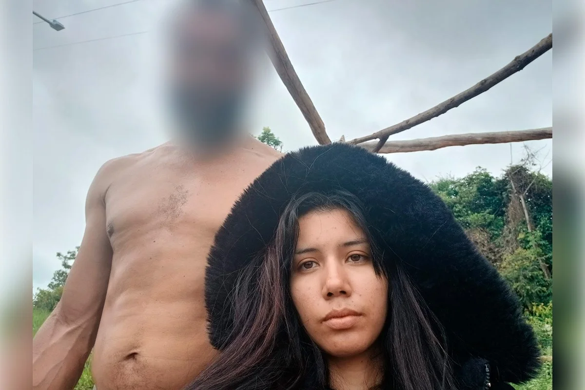 De acordo com familiares, ela usava uma camisa e uma calça, ambas da cor laranja, e uma bolsa roxa na última vez que foi vista De acordo com familiares, ela usava uma camisa e uma calça, ambas da cor laranja, e uma bolsa roxa na última vez que foi vista