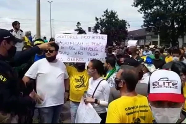 manifestantes contra lockdown bloqueiam BR-153 em goiânia. eles são contra o lockdown e medidas de restrição contra a covid-19