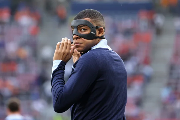 Imagem colorida de Mbappé utilizando máscara no rosto - Metrópoles