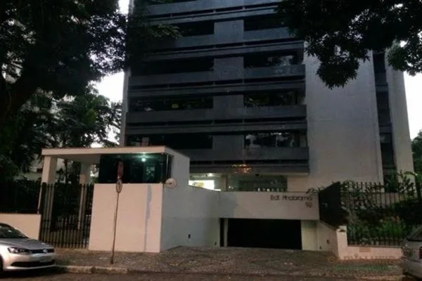 Prédio, rua, carro em Recife - Metrópoles