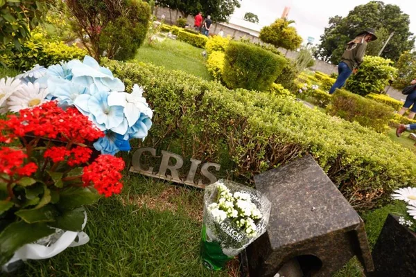 Túmulo do cantor Cristiano Araújo é um dos mais visitados, no Cemitério Jardim das Palmeiras, em Goiânia, Goiás