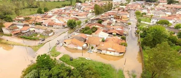 Carro cai em enchente e três morrem afogados no interior de São Paulo