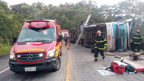 Ônibus de turismo tomba no trecho de serra da Oswaldo Cruz e deixa ao menos dois mortos