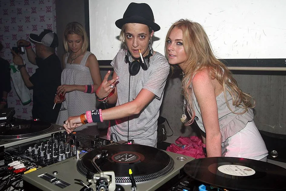 Lindsay Lohan convida Britney Spears e Paris Hilton para festa - imagem 5 Lindsay Lohan convida Britney Spears e Paris Hilton para festa - imagem 5
