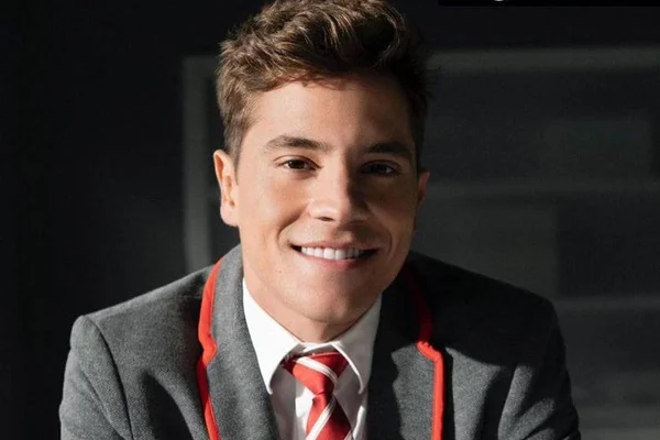 Quem é o ator da Netflix visto em clima de romance com Jade Picon
