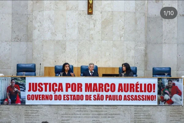 Faixa em audiência pública na Câmara Municipal de SP em homenagem à vítima da PM