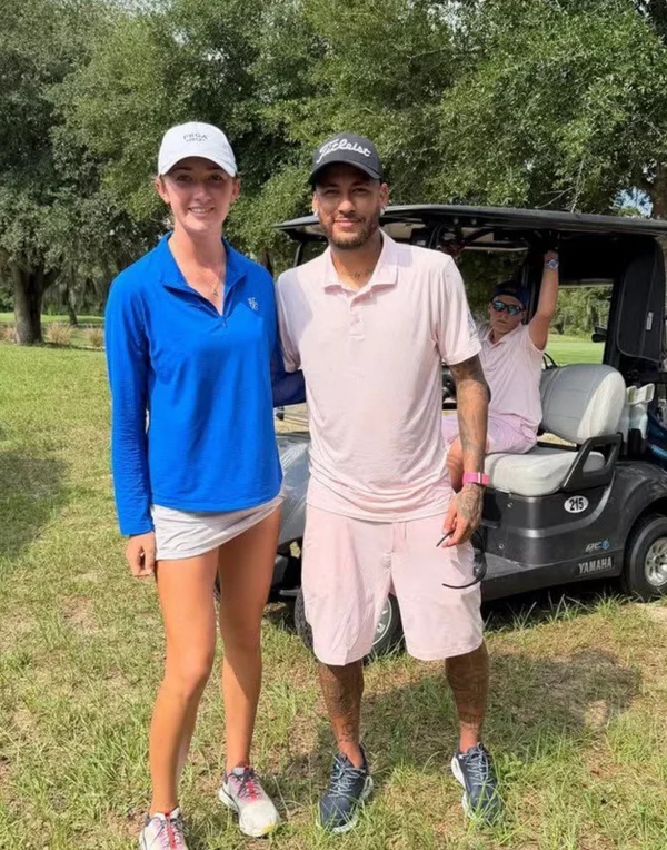 Neymar é tietado por fãs após eliminação do Brasil na Copa - destaque galeria
