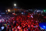 Eleitores de Lula entoam Hino Nacional em rua lotada na Asa Norte - imagem 5