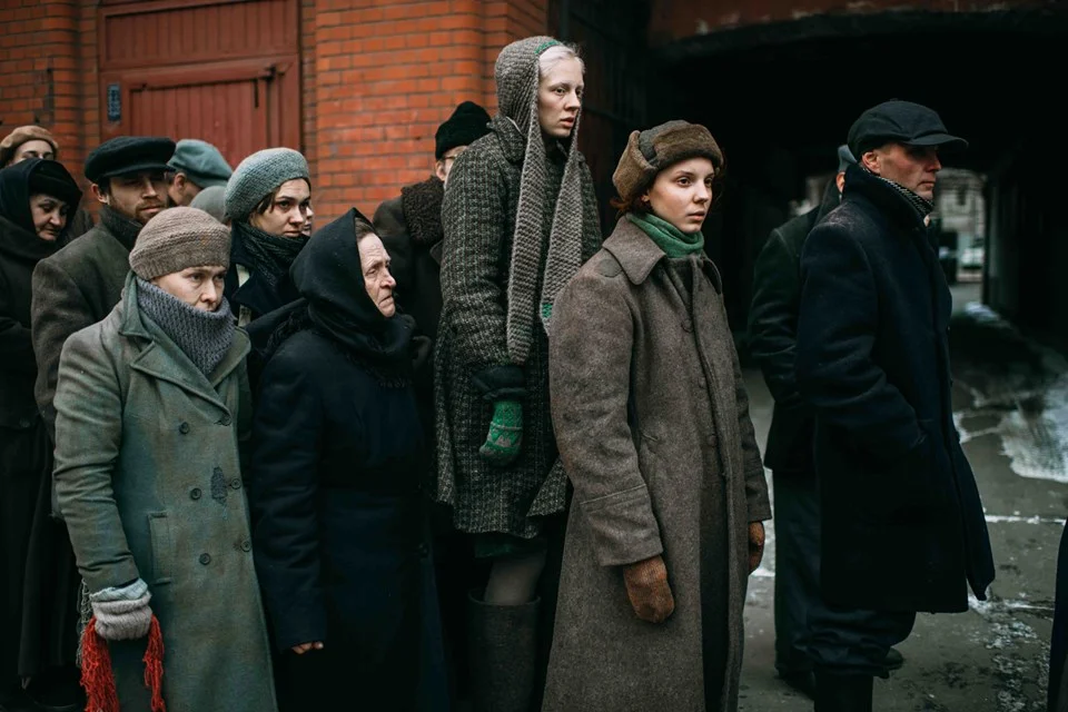 <b>Uma Mulher Alta</b>. Na Leningrado de 1945, Iya e Masha são duas jovens mulheres em busca de esperança e significado em meios aos destroços deixados na Rússia após a Segunda Guerra Mundial. O cerco de Leningrado, um dos mais brutais da história, chegou ao fim, mas reconstruir suas vidas permanece uma situação cercada de morte e trauma <b>Uma Mulher Alta</b>. Na Leningrado de 1945, Iya e Masha são duas jovens mulheres em busca de esperança e significado em meios aos destroços deixados na Rússia após a Segunda Guerra Mundial. O cerco de Leningrado, um dos mais brutais da história, chegou ao fim, mas reconstruir suas vidas permanece uma situação cercada de morte e trauma