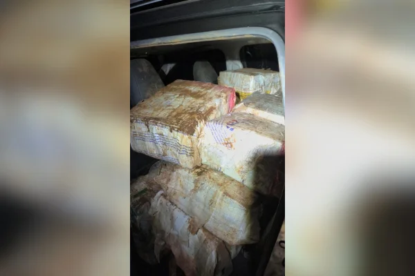PF acha caminhonete “recheada” de maconha abandonada perto de rio