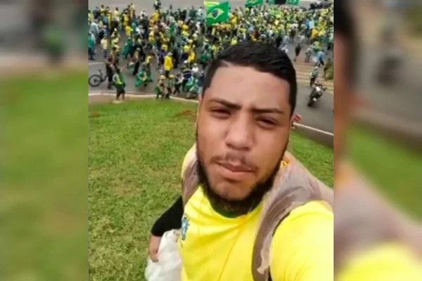 Fotografia colorida de Matheus Lima, entregador que se tornou o 3º condenado pelo STF por envolvimento nos atos do 8 de janeiro