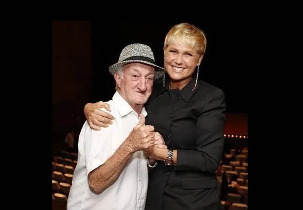 Xuxa faz homenagem ao ex-assistente de palco Russo