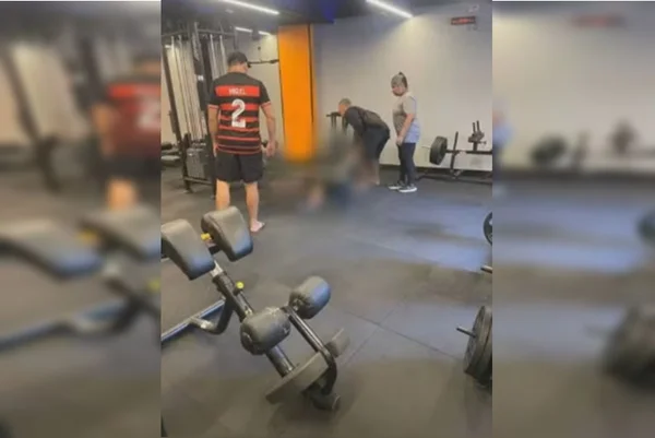 Imagem colorida de corpo dentro de uma academia no RJ