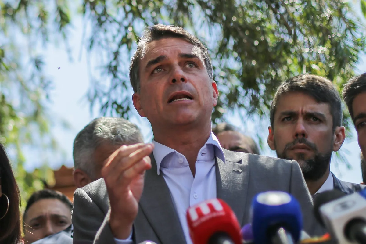 Flávio Bolsonaro conversou com a imprensa nesta quarta-feira Flávio Bolsonaro conversou com a imprensa nesta quarta-feira