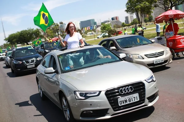 Apoiadores de Bolsonaro fazem carreata e buzinaço na Esplanada