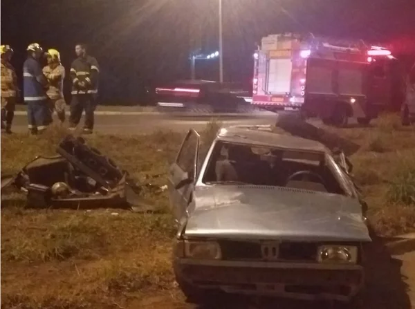 Corpo de Bombeiros socorre motorista que capotou carro na BR-070