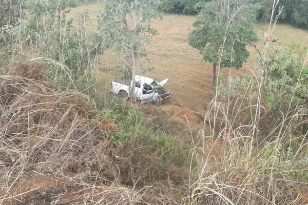 Caminhonete que caiu de ribanceira após acidente no DF