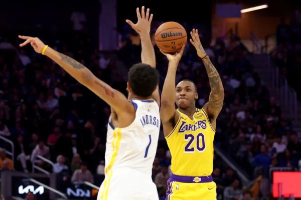 Imagem colorida de duelo entre Lakers e Golden State Warriors- Metrópoles