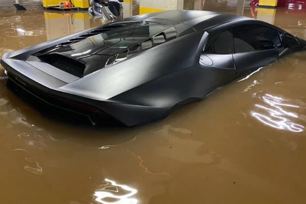 Projetista que guardava Lamborghini submersa desmaiou ao ver cena