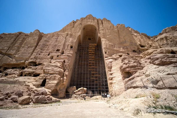 imagem colorida mostra ruínas em bamiyan afeganistão - Metrópoles