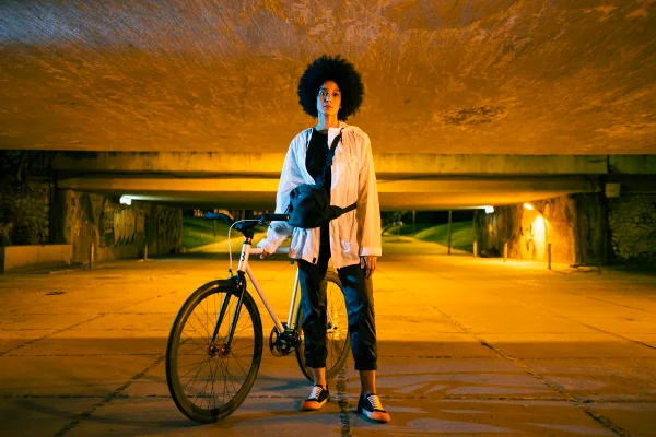 Em campanha da Osklen, modelo posa com bicicleta