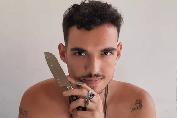 Foto colorida de Bruno Bucis segurando faca - Metrópoles