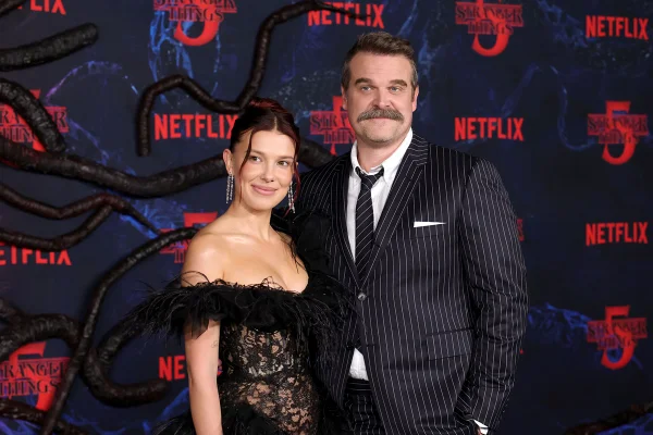 David Harbour e Millie Bobby Brown na premiere da última temporada de Stranger Things em Los Angeles