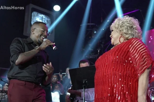 Mumuzinho imita Alcione no Altas Horas e público reage na web