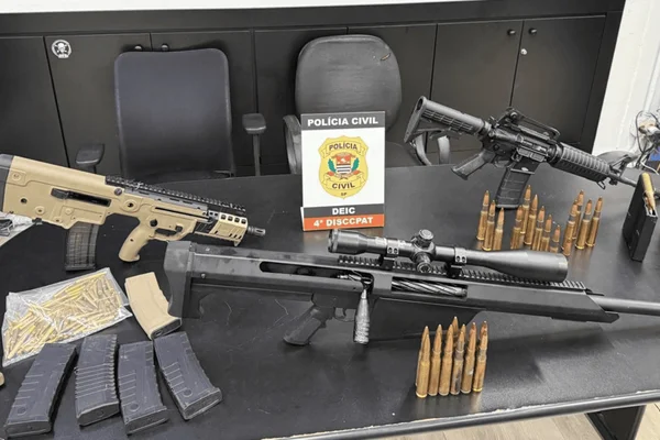 Imagem colorida de armas apreendidas na casa utilizada como depósito pelos criminosos - Metrópoles