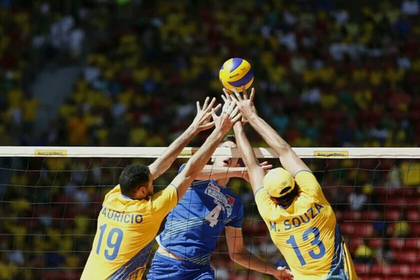 Torcedor enfrenta fila para assistir vôlei do Brasil no Mané Garrincha