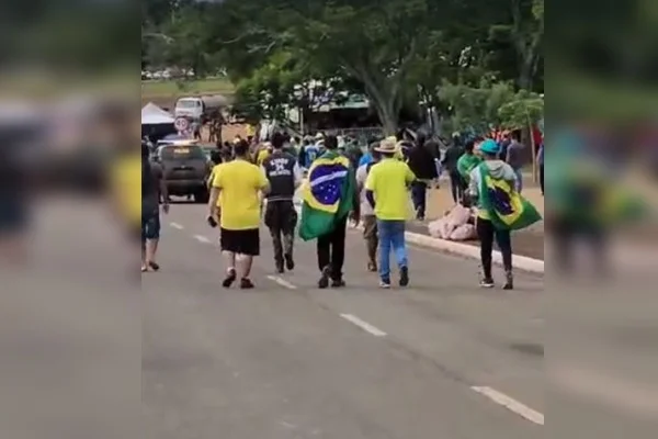 Vídeo: agentes da PF são hostilizados em acampamento no QG e Exército intervém por segurança