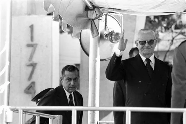 Ernesto Geisel acenando - Metrópoles