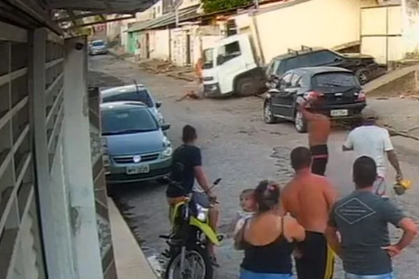 Momento em que o caminhão arrasta o homem - Metrópoles