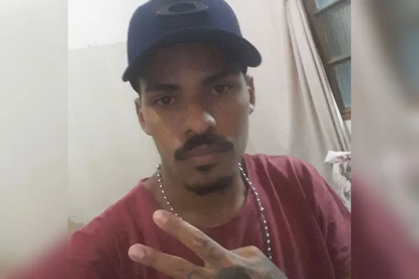 Foto colorida de um jovem com pele negra, cabelo curto e bigode - Metrópoles